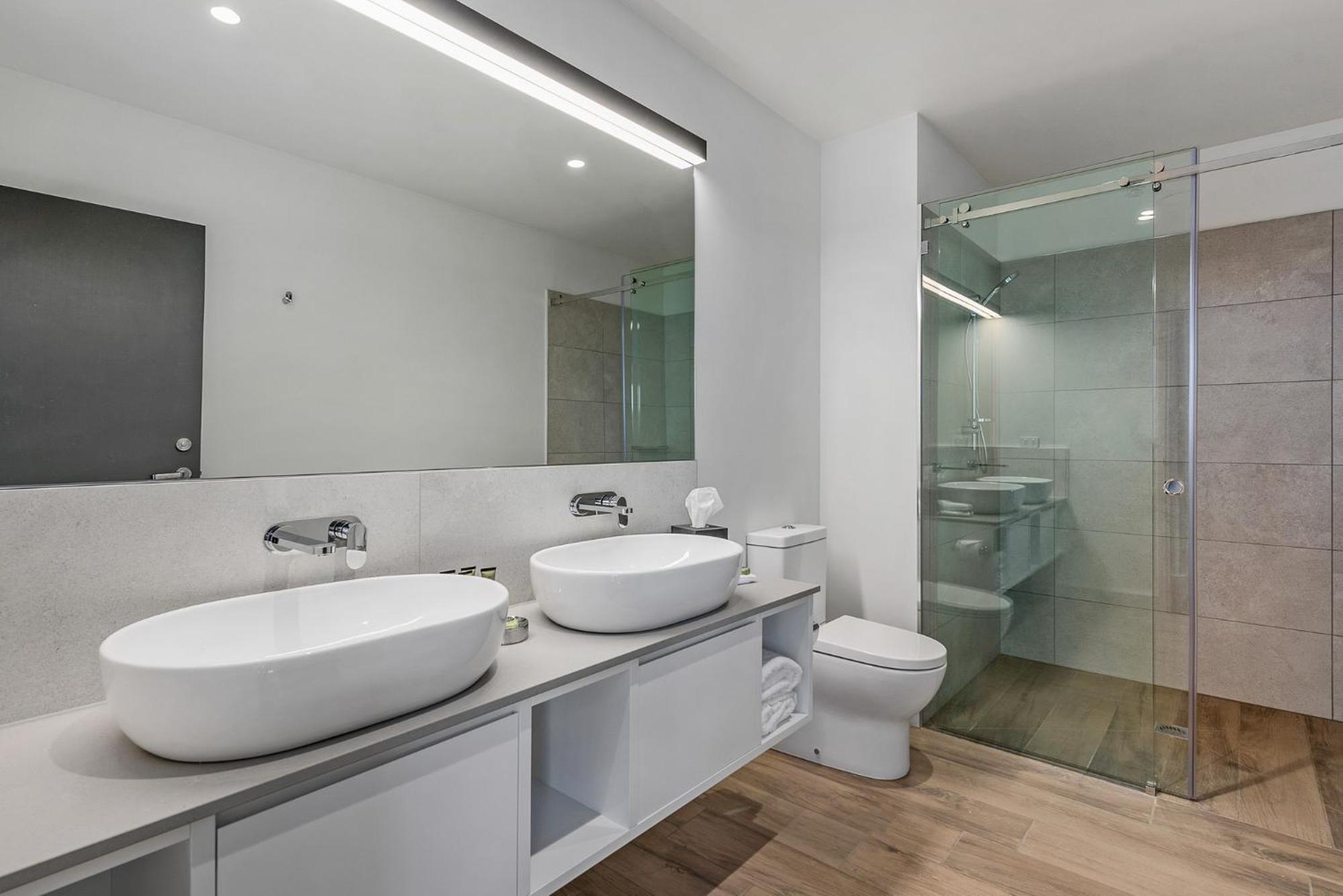 Peppers Silo Hotel Launceston Bagian luar foto Bathroom with a shower enclosure