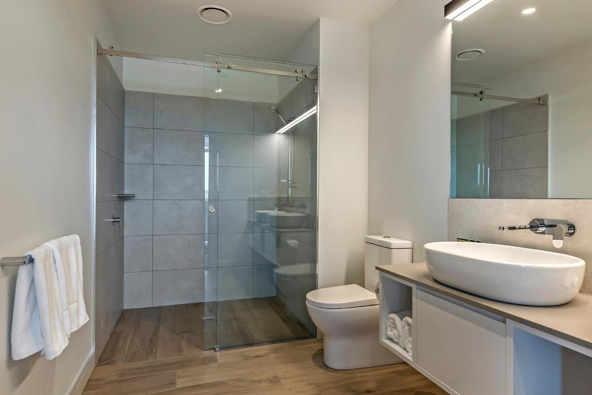 Peppers Silo Hotel Launceston Bagian luar foto A modern bathroom