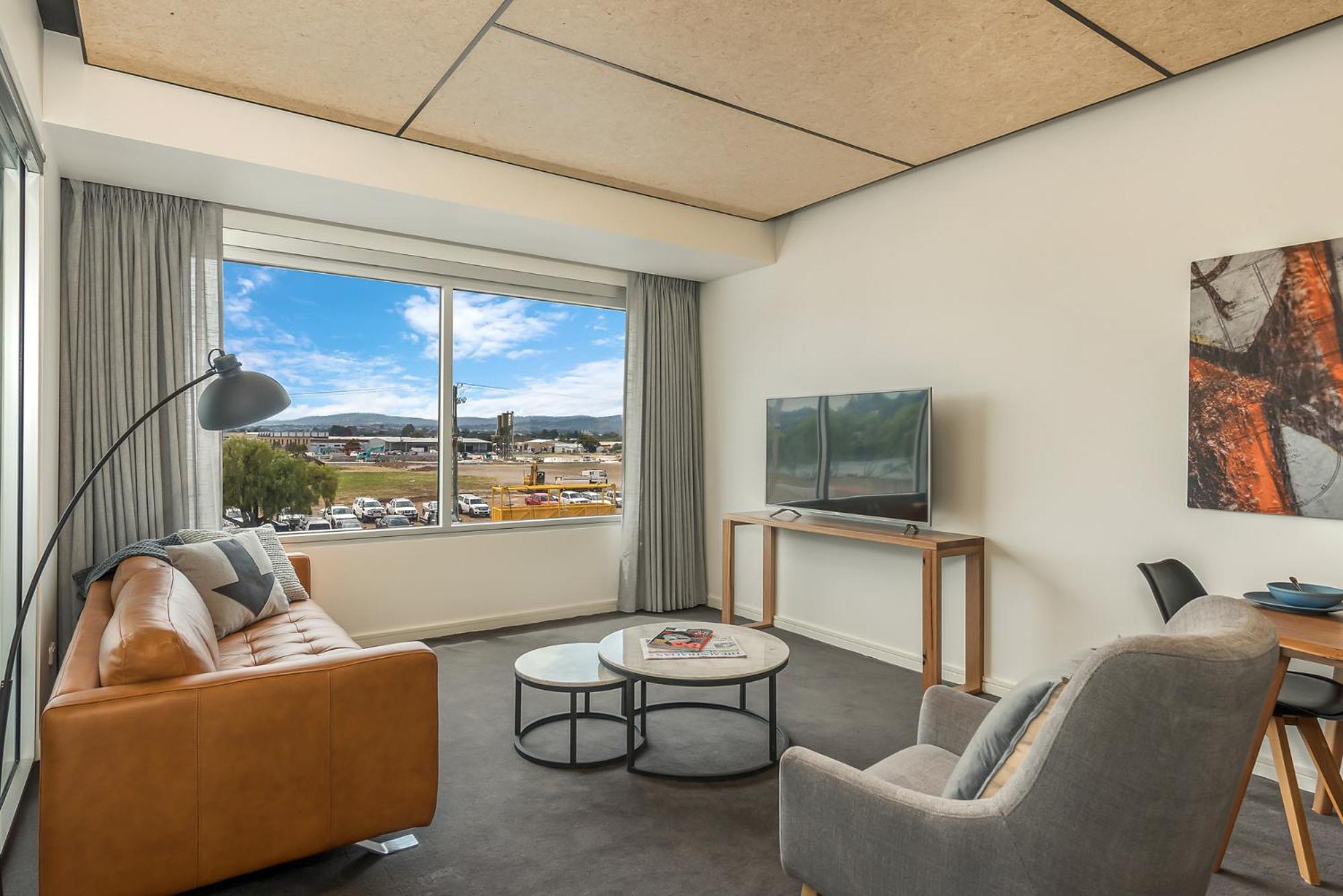 Peppers Silo Hotel Launceston Bagian luar foto A living room in a typical apartment at the hotel