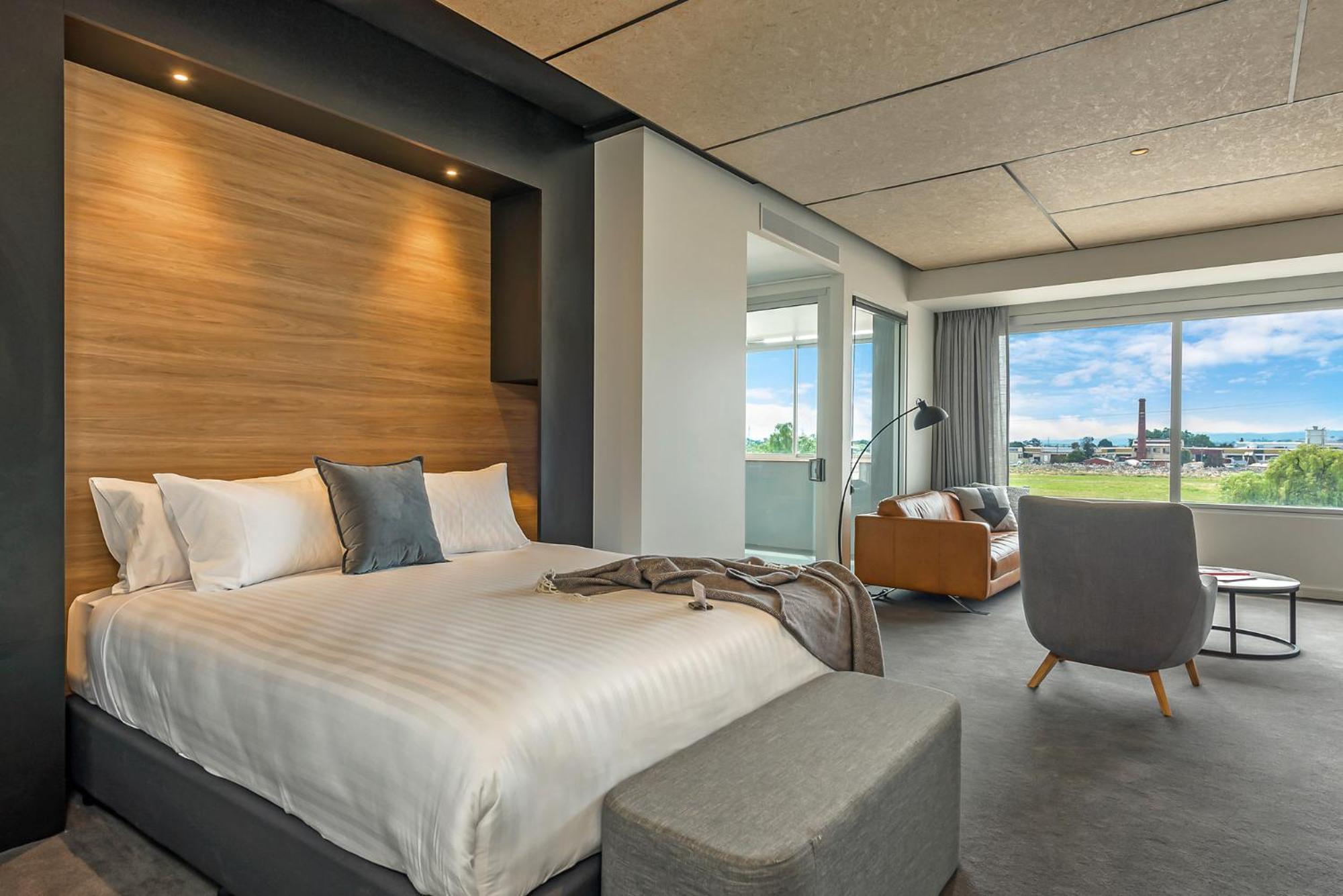 Peppers Silo Hotel Launceston Ruang foto A bedroom at the hotel
