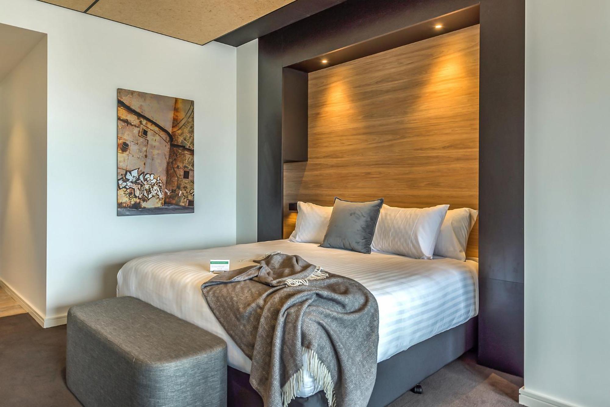 Peppers Silo Hotel Launceston Bagian luar foto A bedroom at the hotel