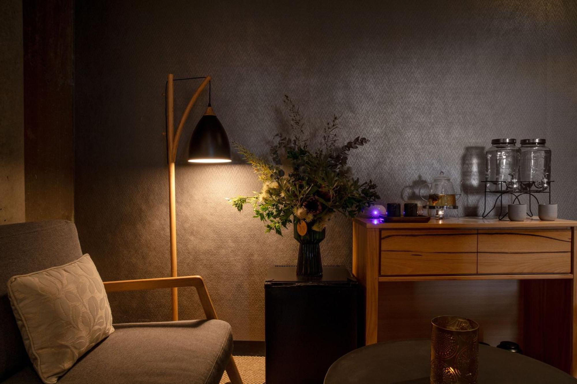 Peppers Silo Hotel Launceston Bagian luar foto A floor lamp