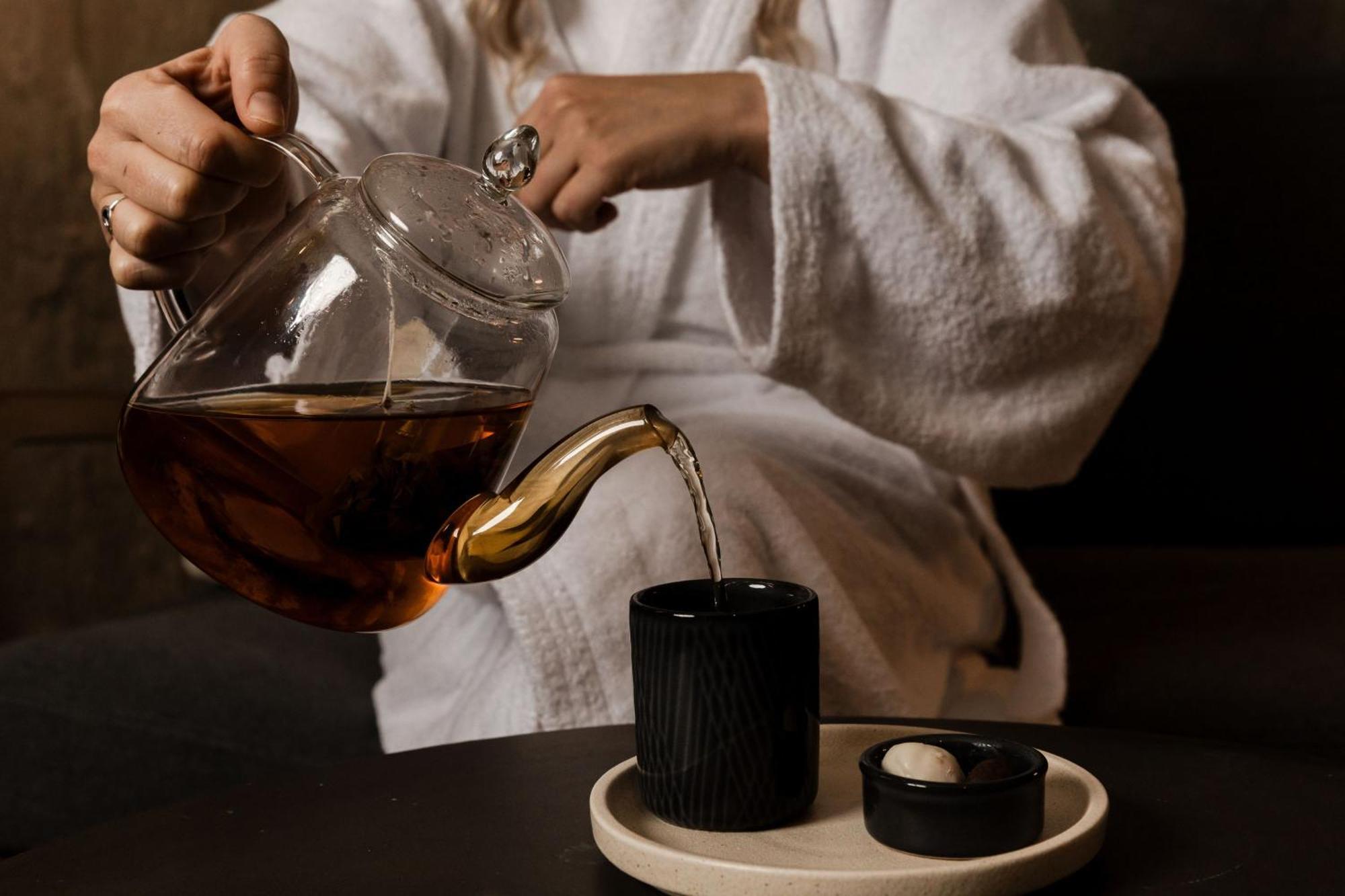 Peppers Silo Hotel Launceston Bagian luar foto A woman pouring tea