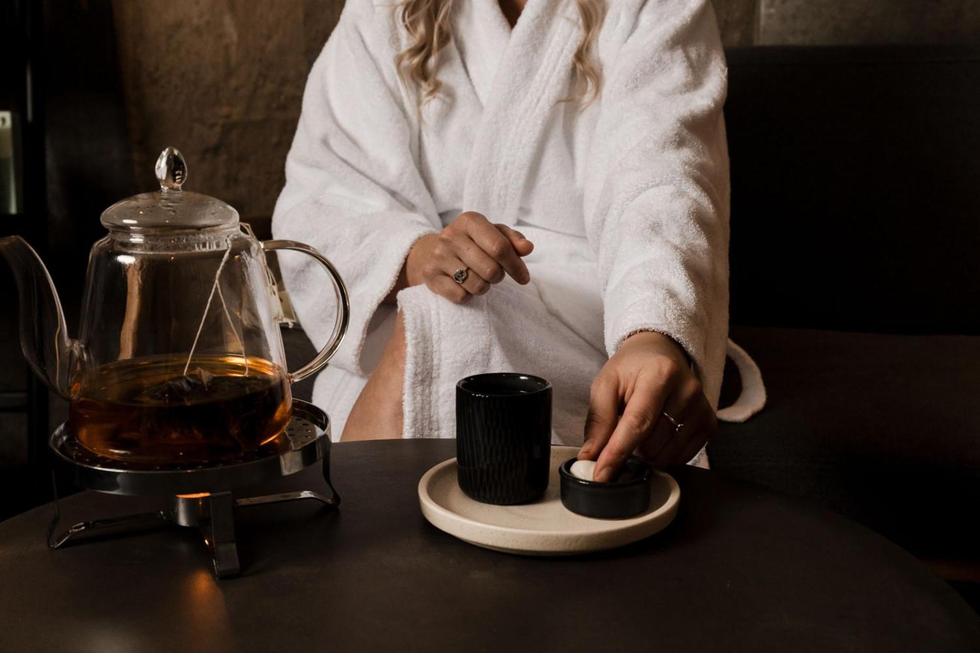 Peppers Silo Hotel Launceston Bagian luar foto A woman wearing a bathrobe