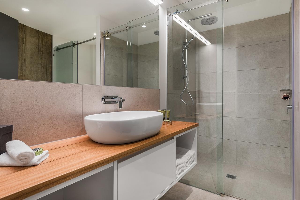 Peppers Silo Hotel Launceston Bagian luar foto A modern bathroom with a shower enclosure
