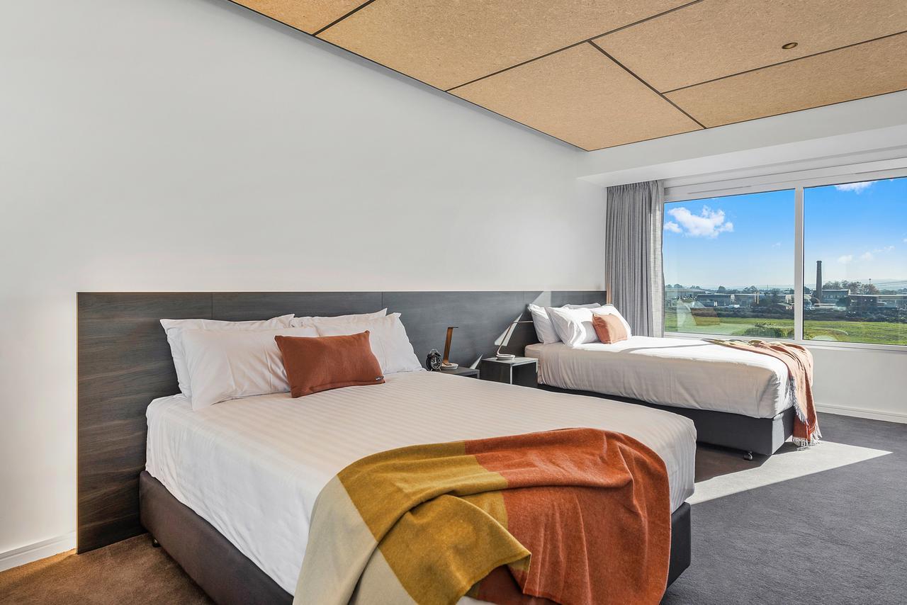 Peppers Silo Hotel Launceston Bagian luar foto A bedroom at the hotel