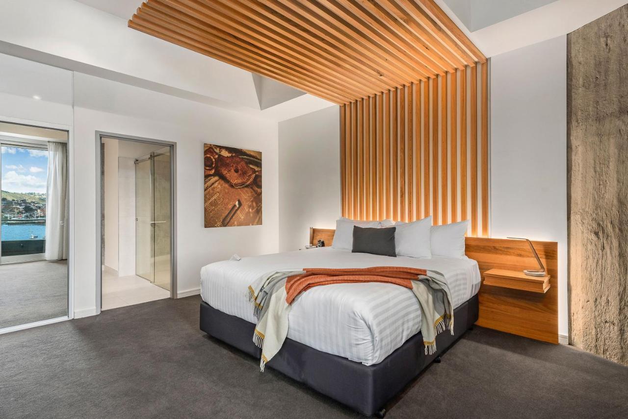 Peppers Silo Hotel Launceston Bagian luar foto A bedroom at the hotel