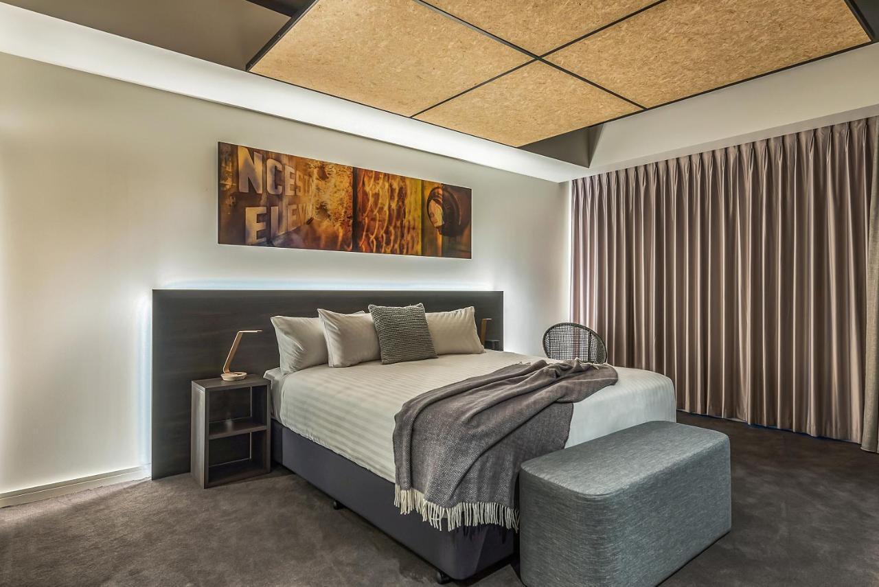 Peppers Silo Hotel Launceston Ruang foto A bedroom with a bed and a stool