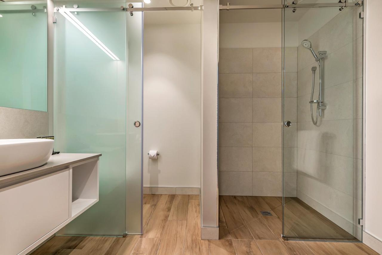 Peppers Silo Hotel Launceston Ruang foto A shower door